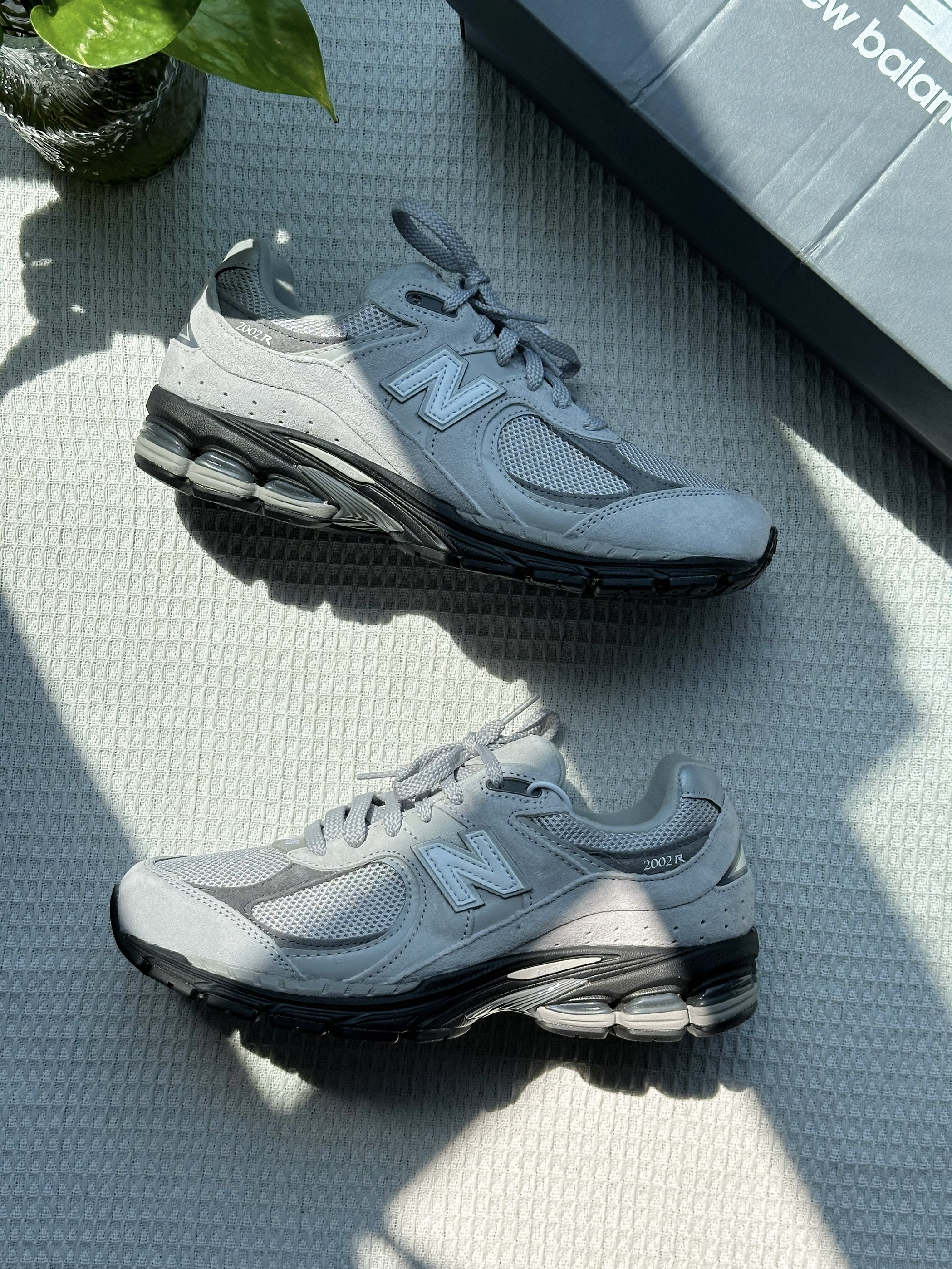 “City Walk神器!灰白配色+工装裤,秒变街头复古潮人”