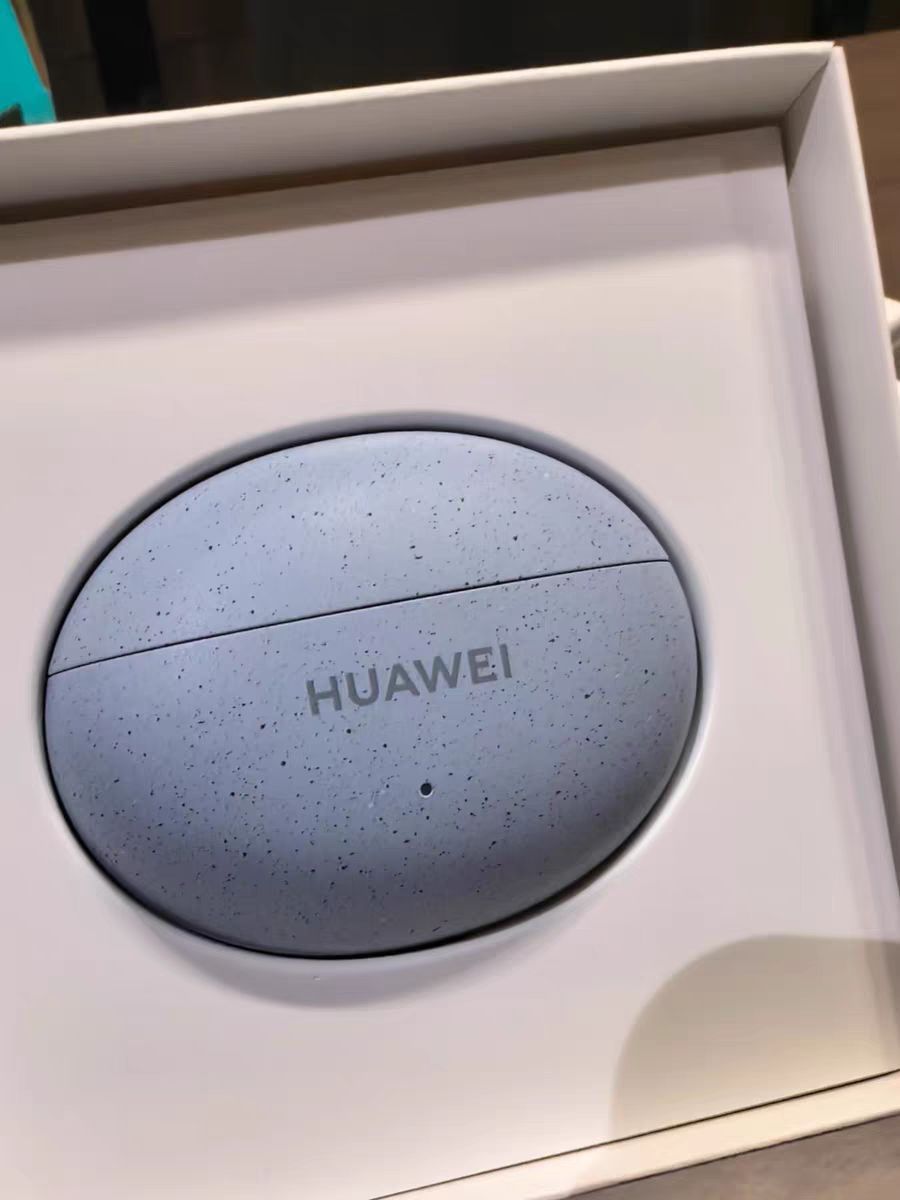 性价比拉满！！
在很吵的地方降噪能力也很