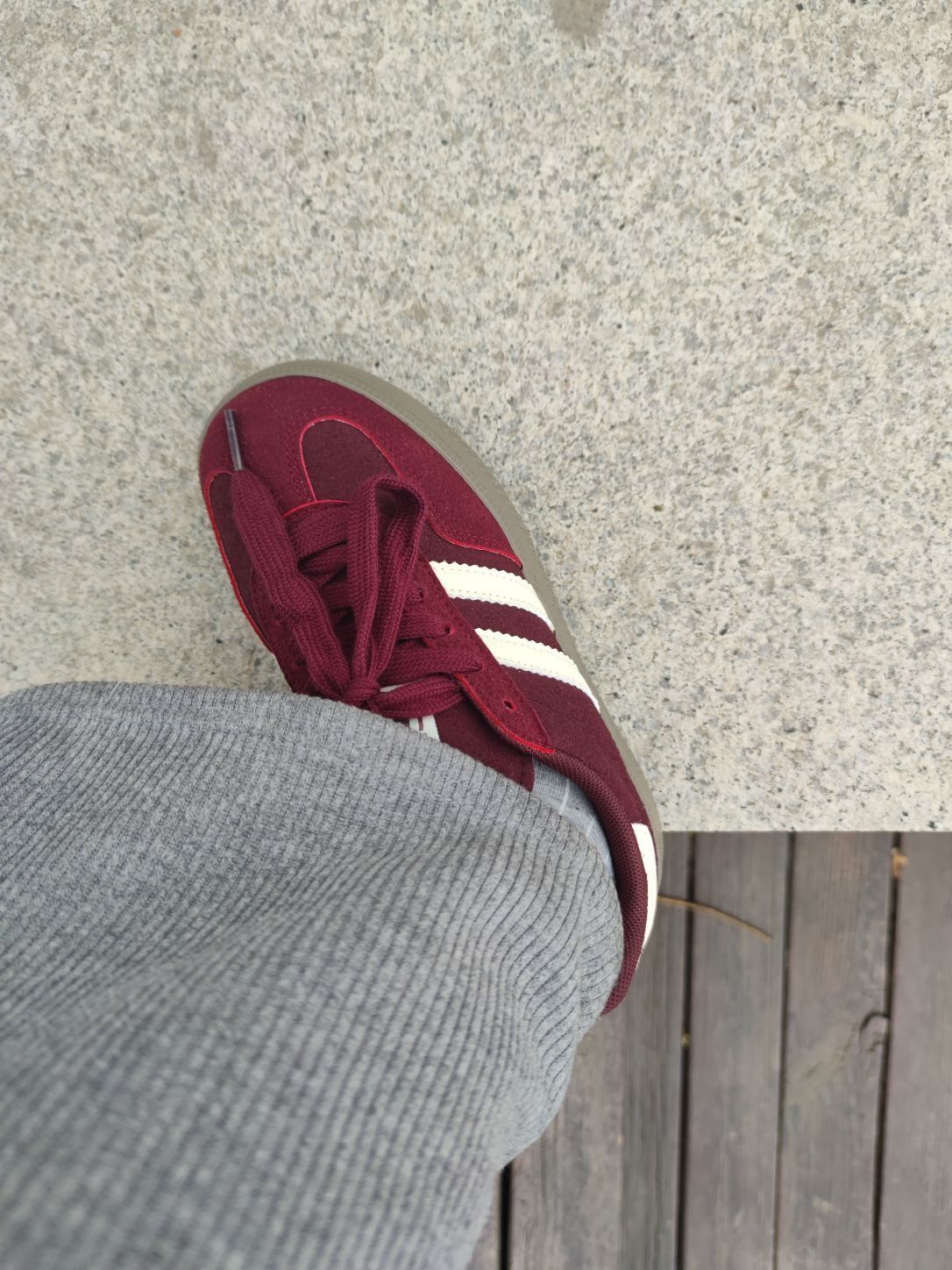 《邂逅心动 | 酒红少女的活力战靴》