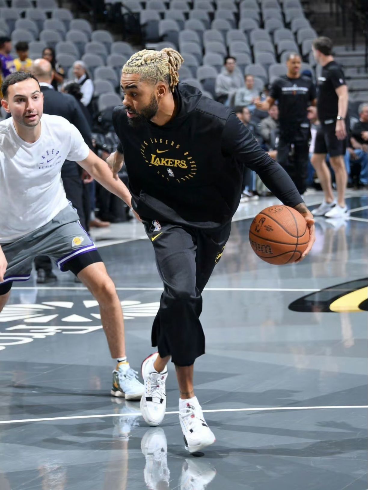 比韦德正代还香?全城13探索配色实战测评:拉塞尔疯狂带货,这双「月球鞋」把缓震抓地玩明白了