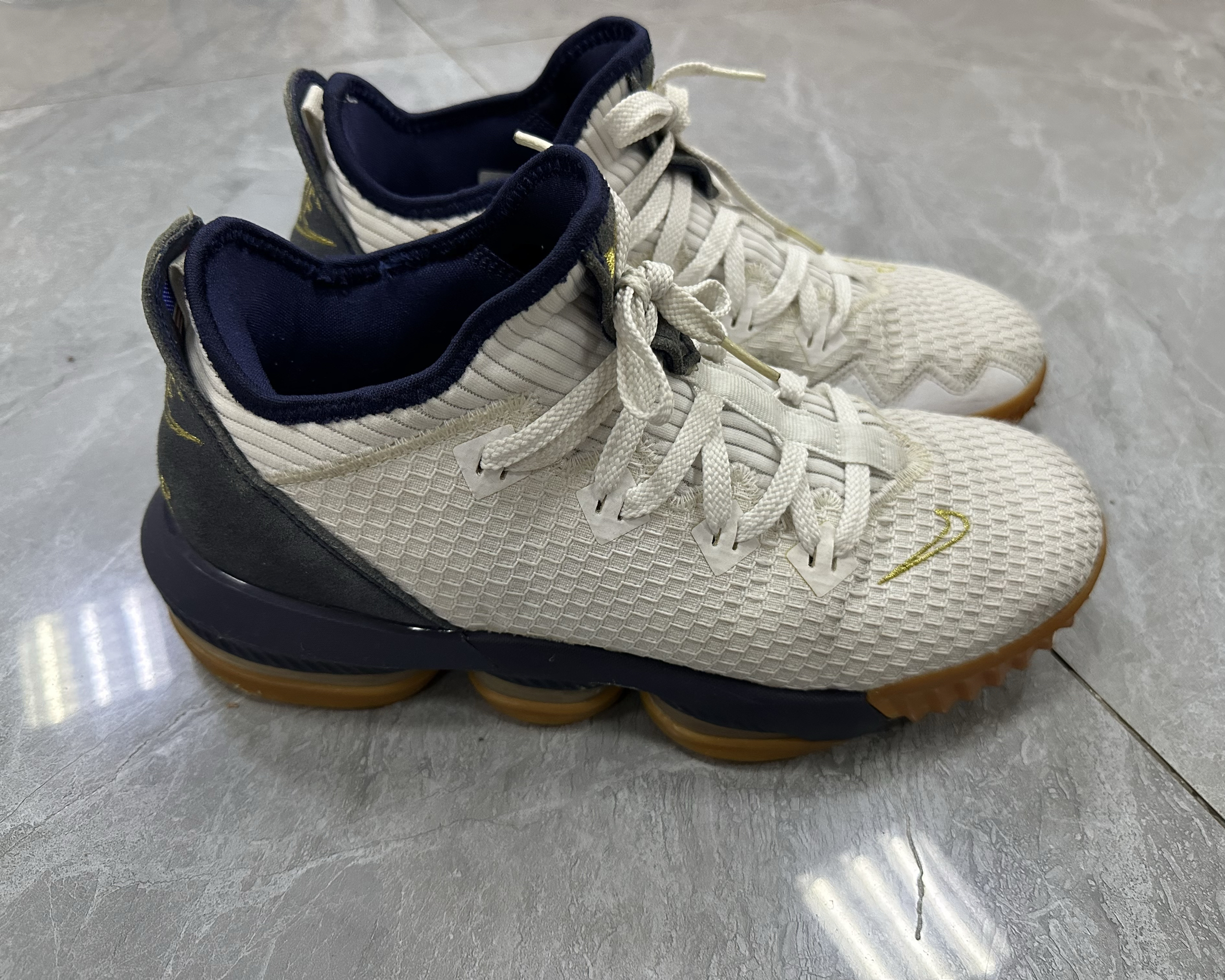 【Nike Zoom LeBron 16|詹姆斯16代战靴深度解析】上脚实测+穿搭攻略🏀