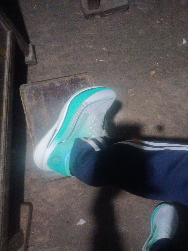 鞋子上脚感受非常好，非常软和透气，搭配上