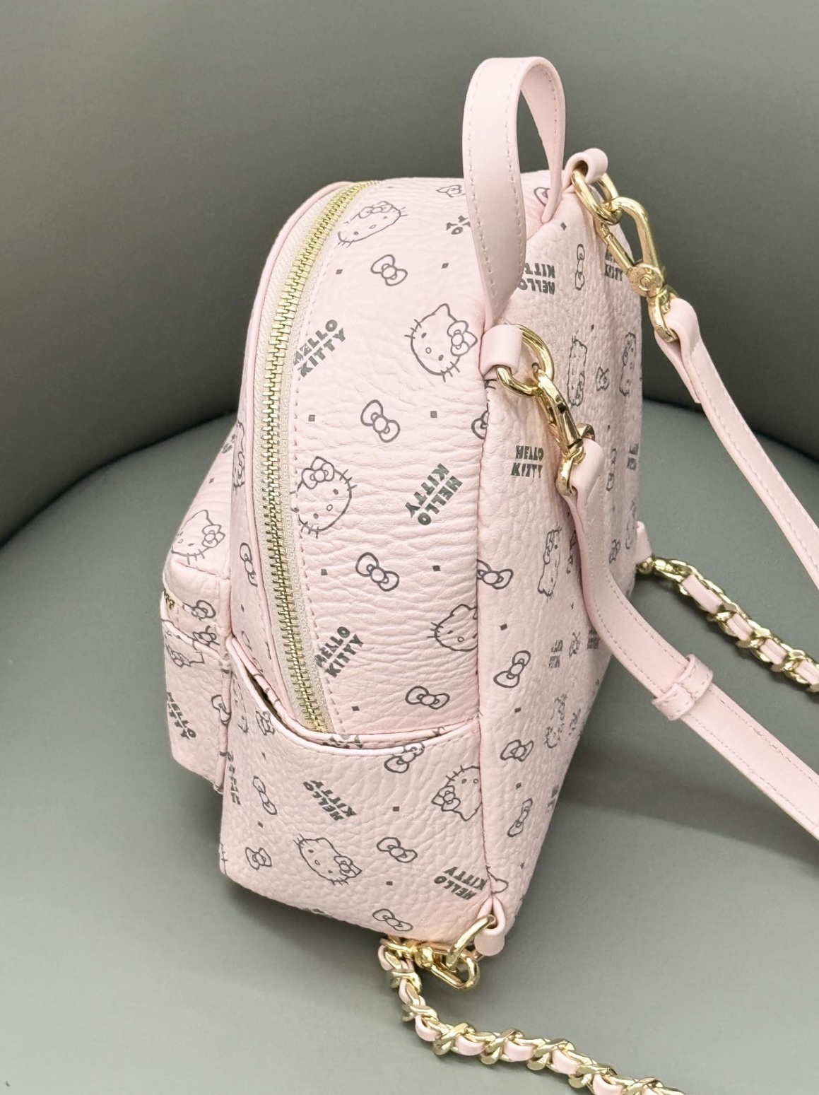 介和Hellokitty粉色包包有点可爱……