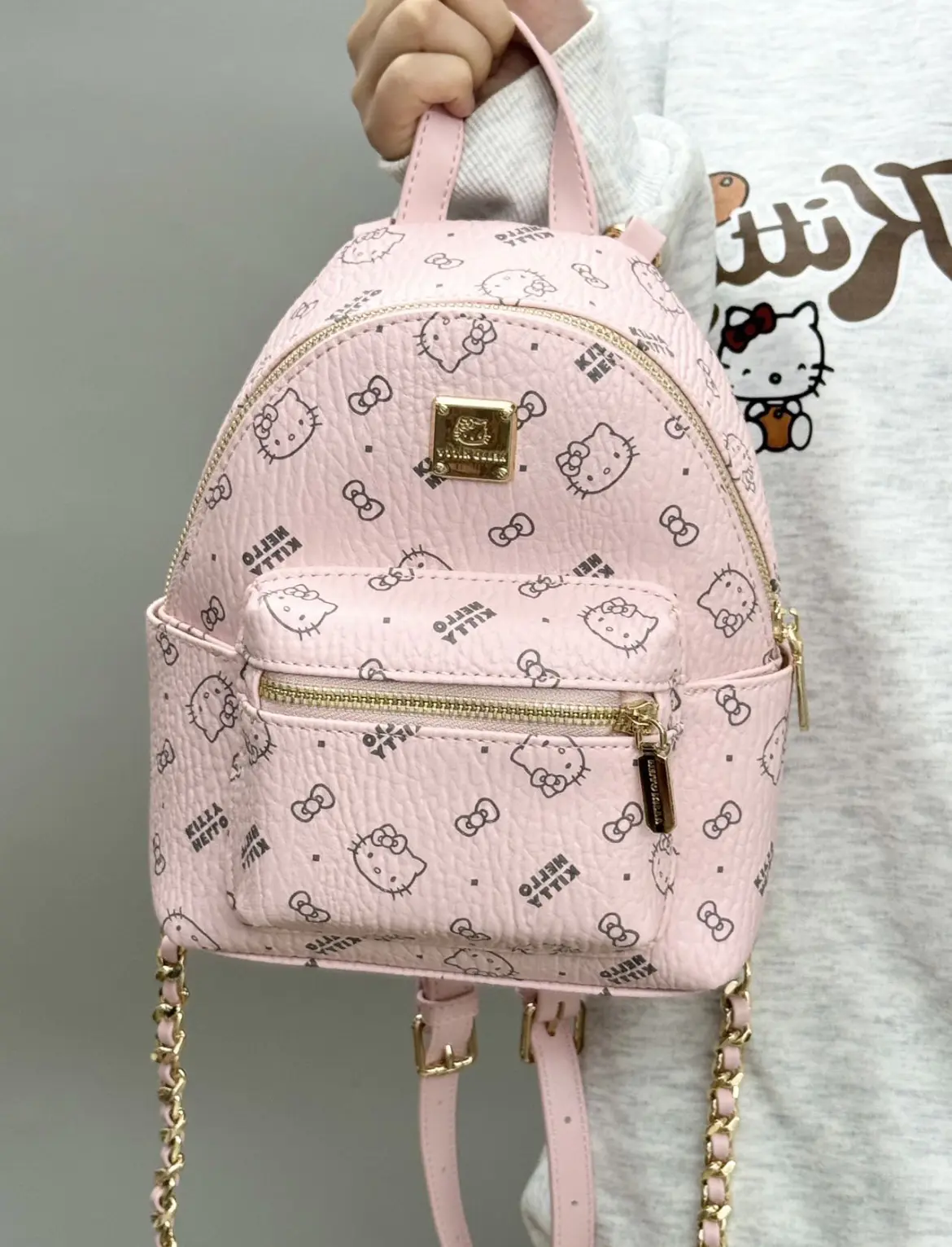 介和Hellokitty粉色包包有点可爱……