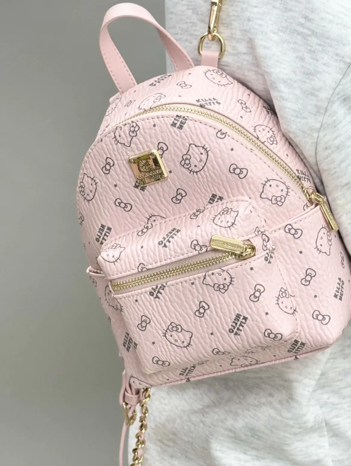 介和Hellokitty粉色包包有点可爱……