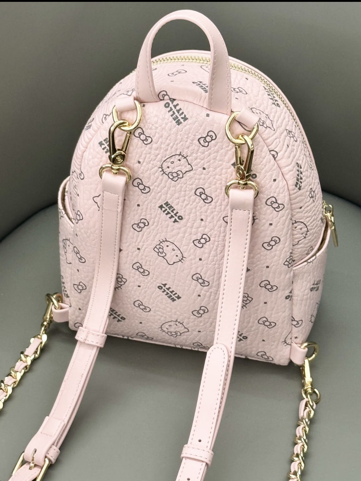介和Hellokitty粉色包包有点可爱……