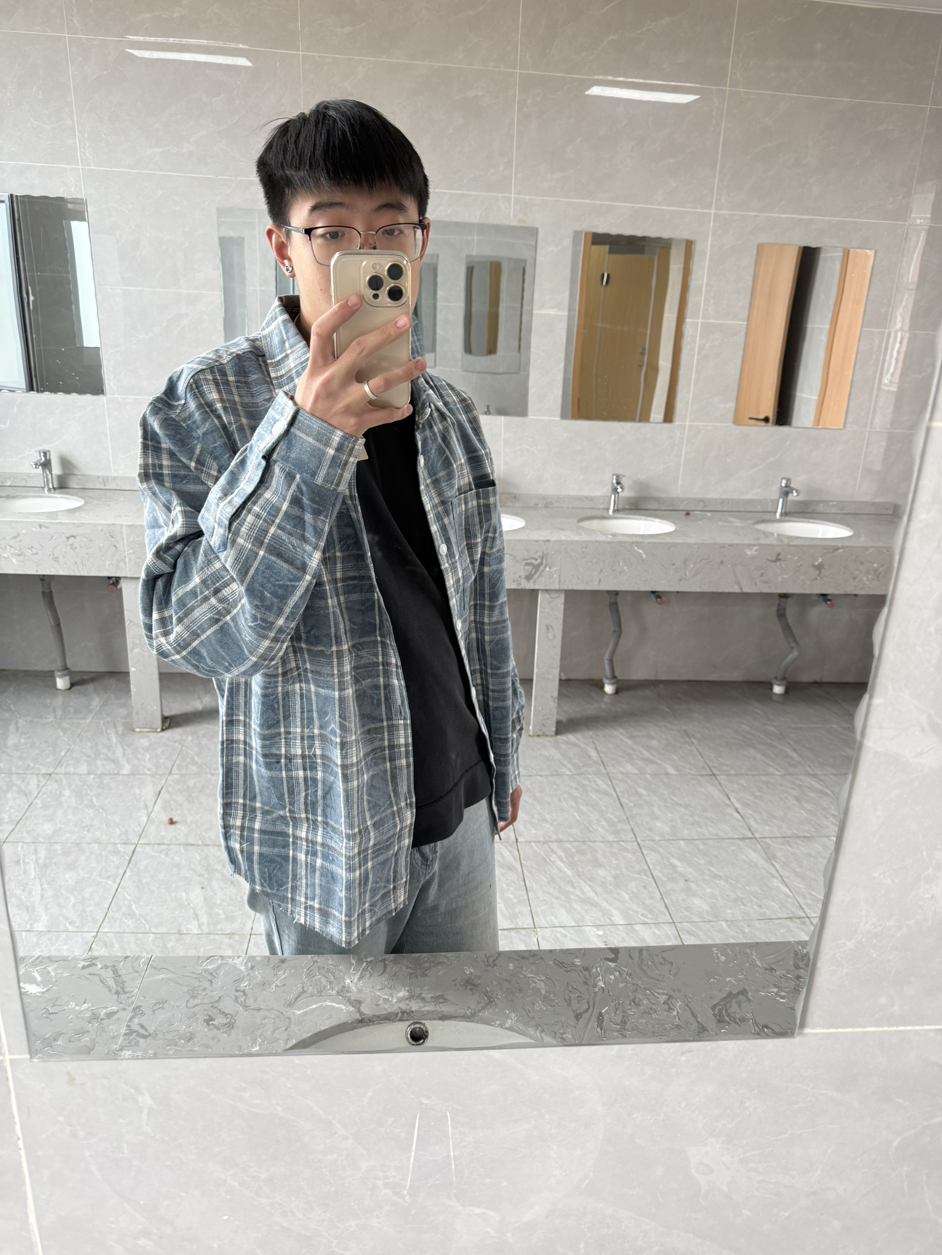 衣服厚度合适 适合春秋天穿 质量也非常的
