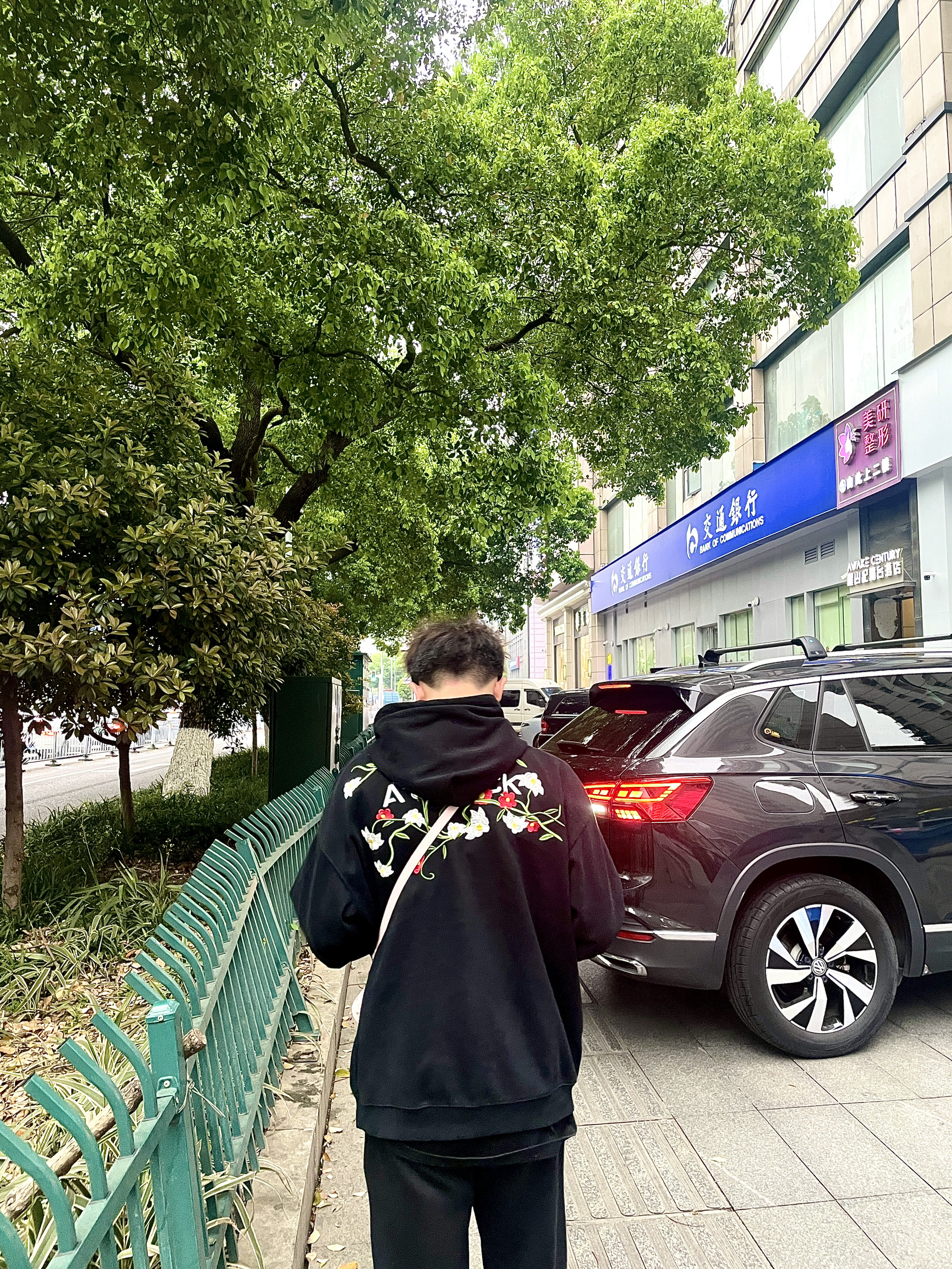 不是他穿的这件衣服也忒好看了吧