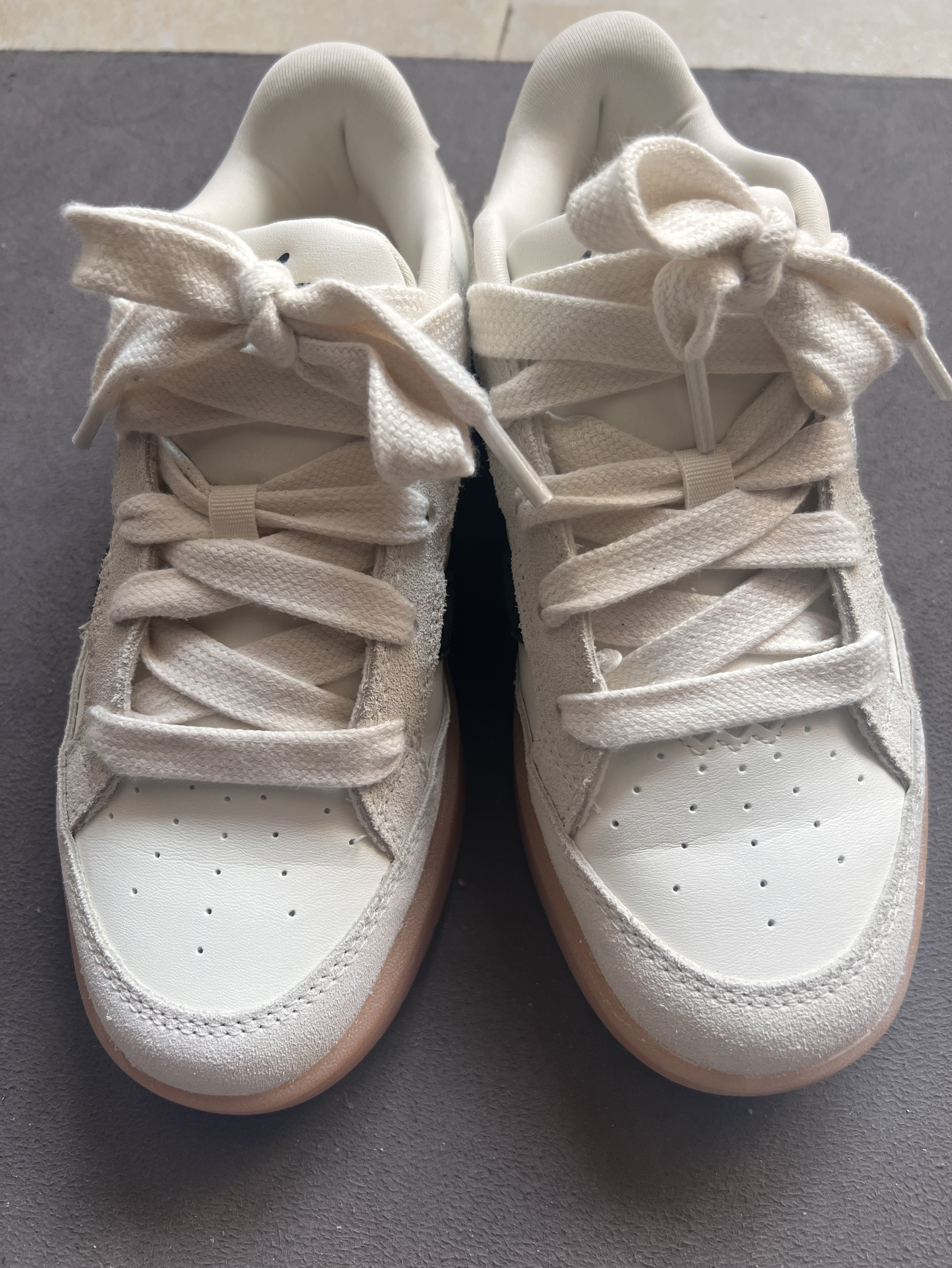 好看！鞋子相对比较舒适 不顶脚 但是有一