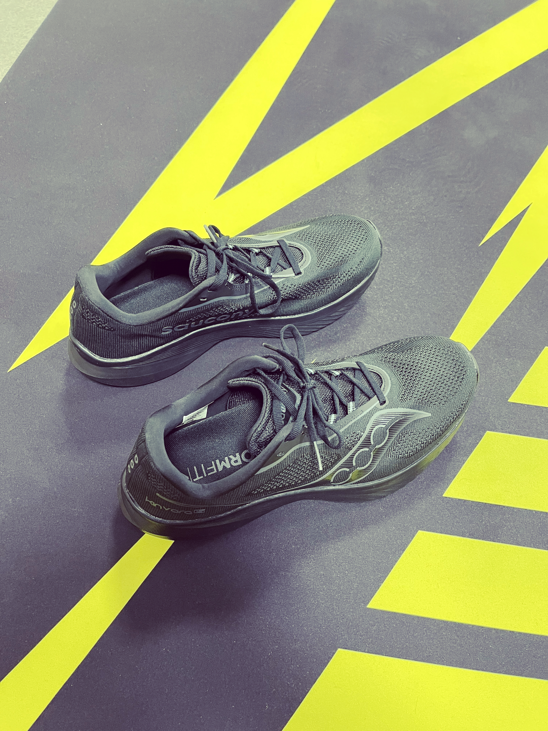 轻便舒适，适合通勤和日常锻炼。