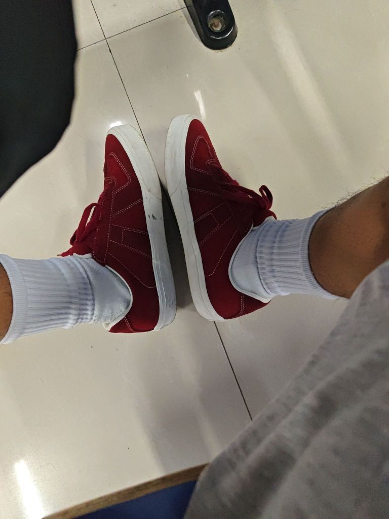 鞋子非常帅，上脚不算太硬，很好。