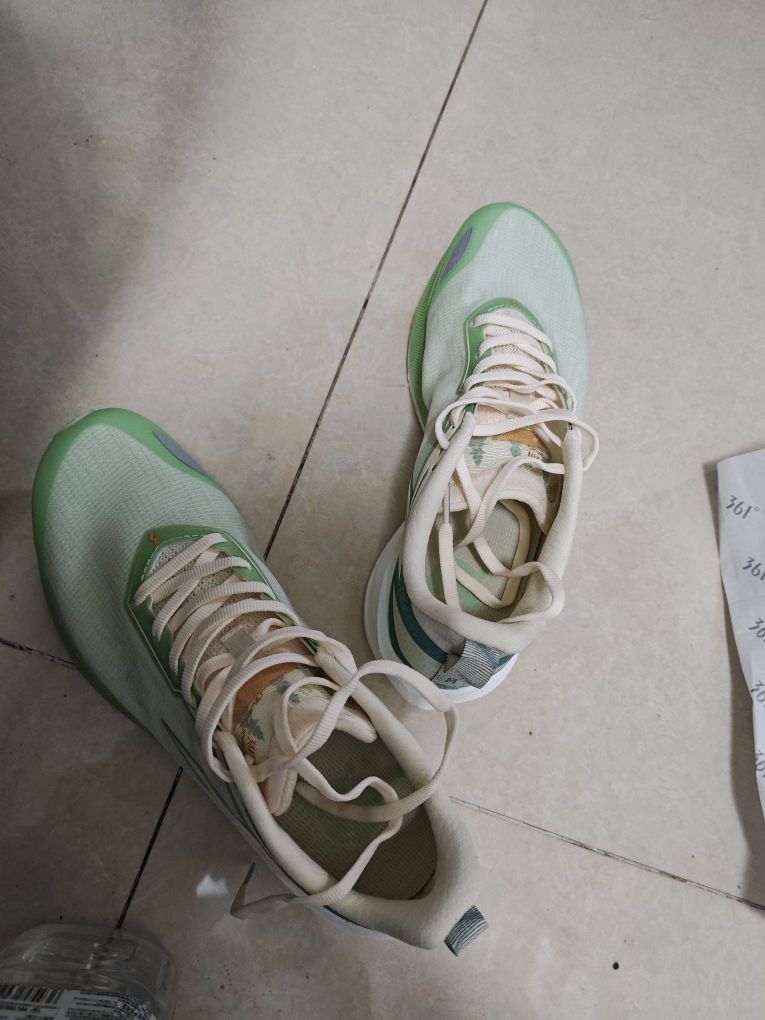 👟球鞋名称：

🔍分享理由：

🤔整体感