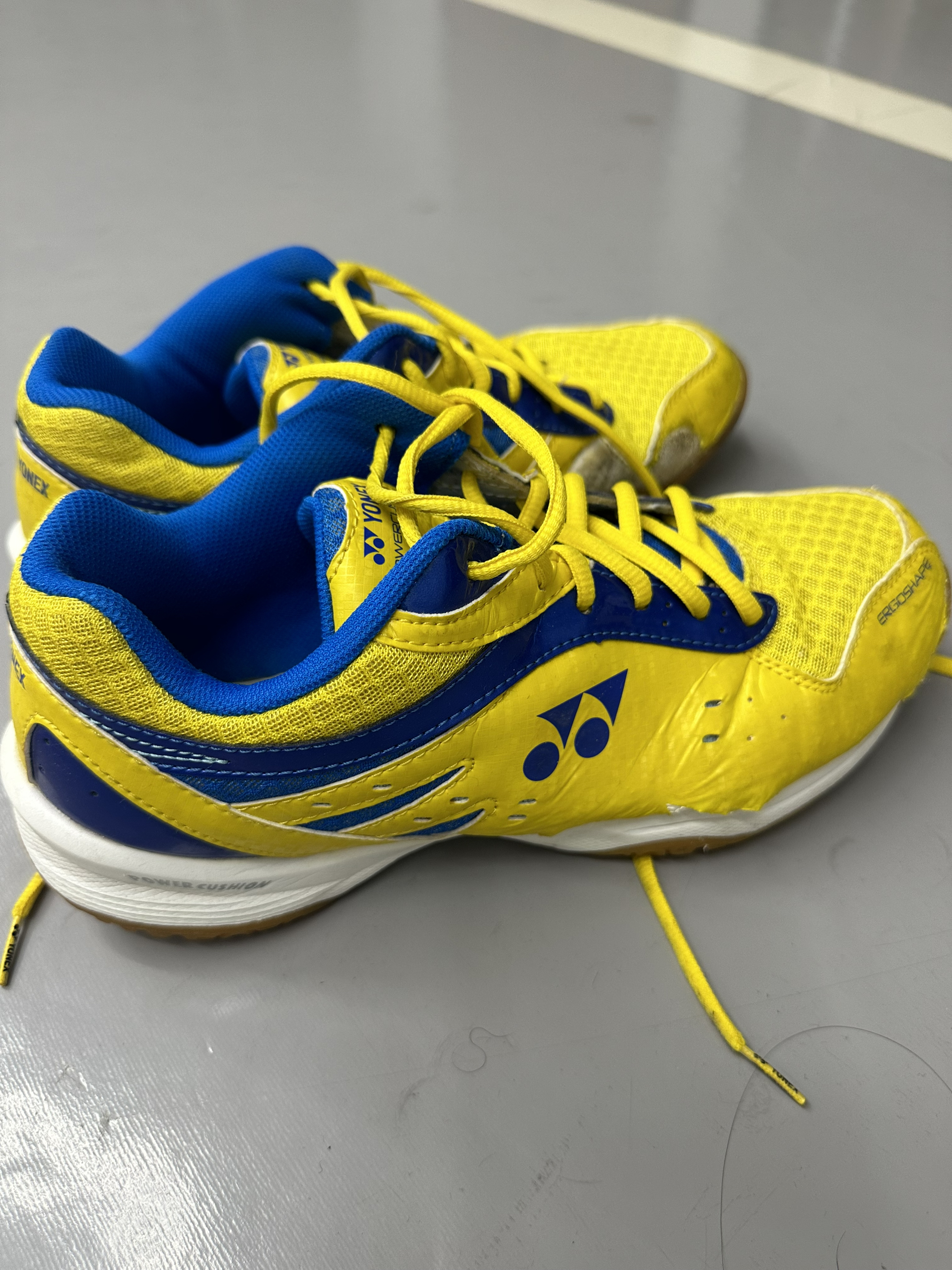 知道我有多喜欢穿他了，才会把他穿到脱皮了吧！