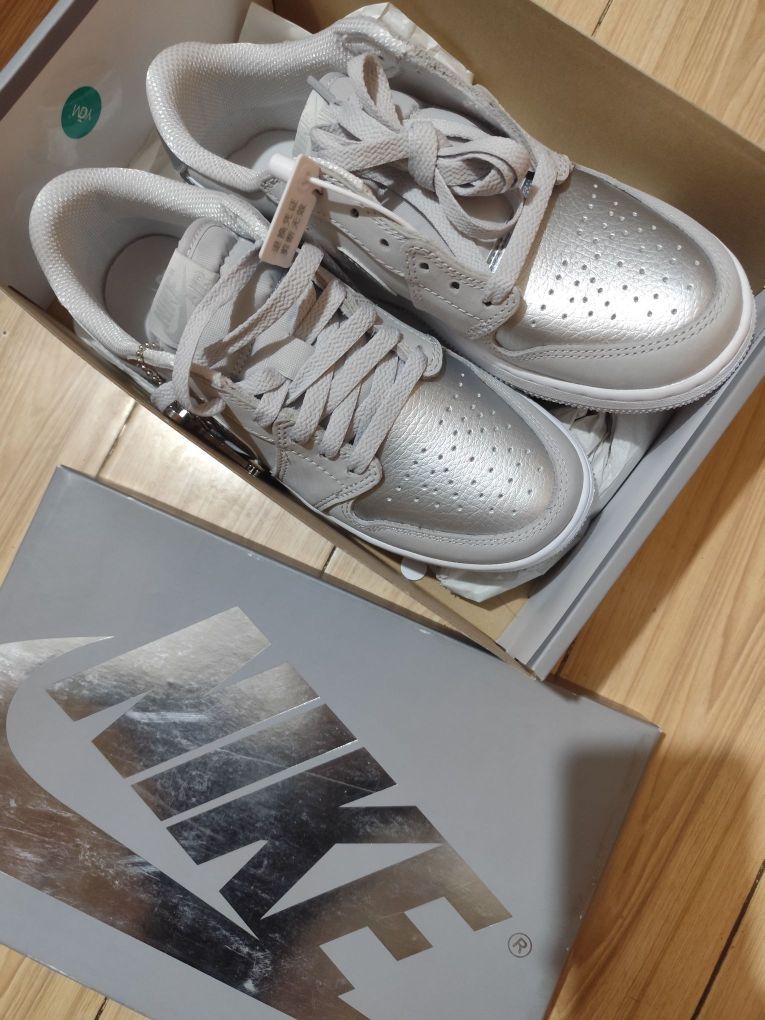 AJ1银色