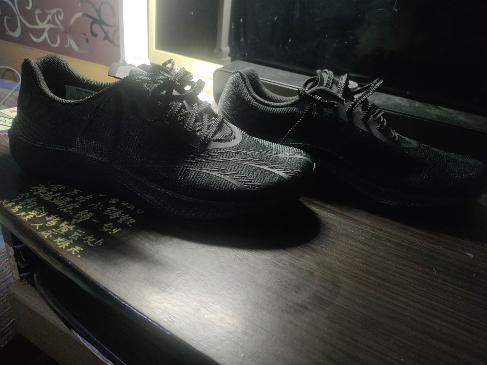 缓震160斤场地完全够用，中底过渡很平顺