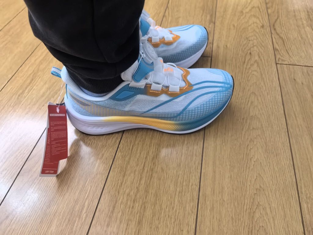 鞋子很轻，和店里一样