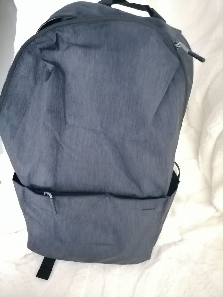 质量非常好，书包是防水的，今天下了一场大