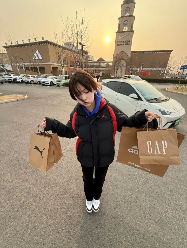 我的脸变圆了  但是我很开心  因为最近吃得饱睡得好  你说万事抵不过我开心