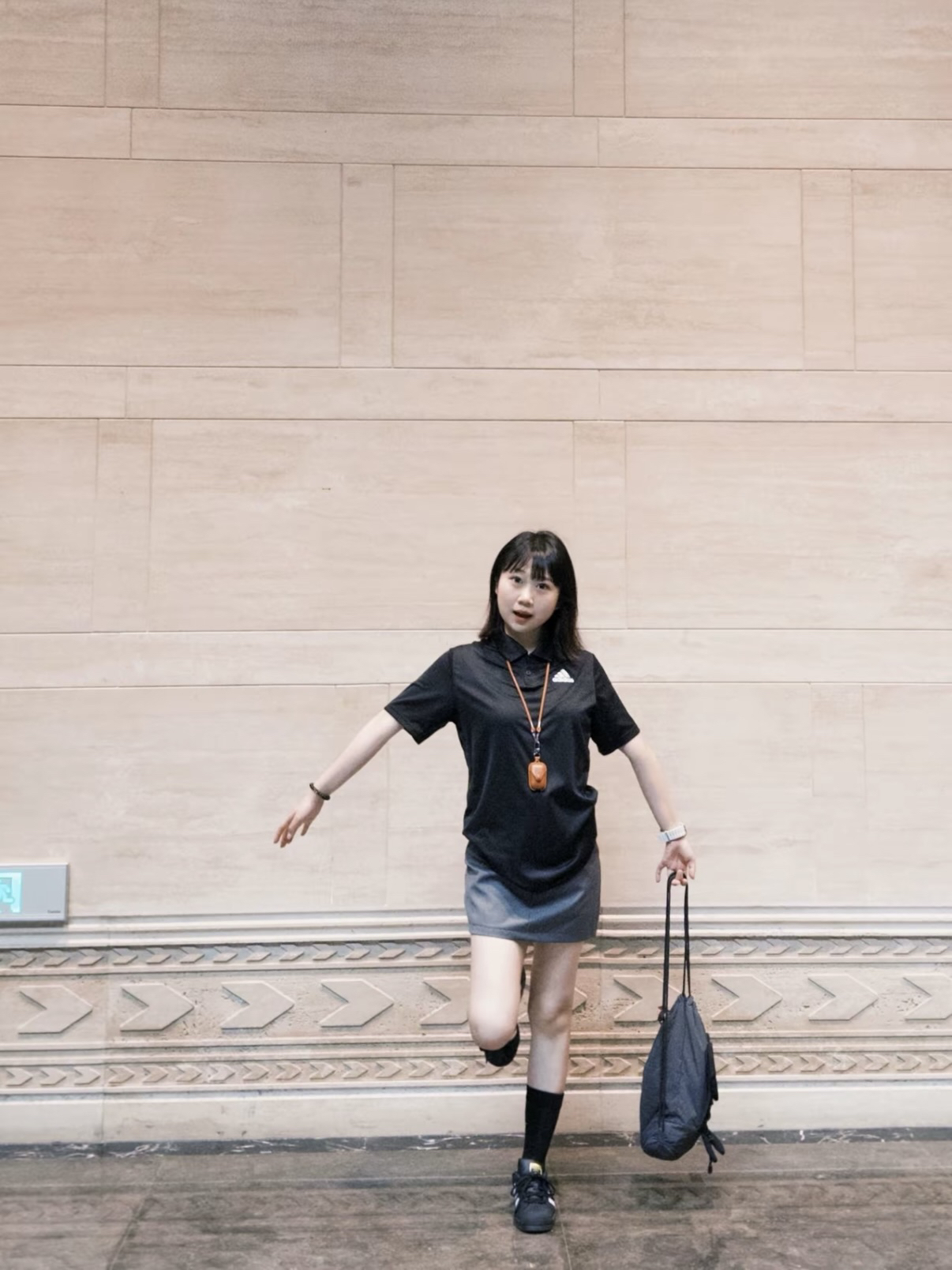 简约高级感拉满的职场穿搭|黑色 polo短袖