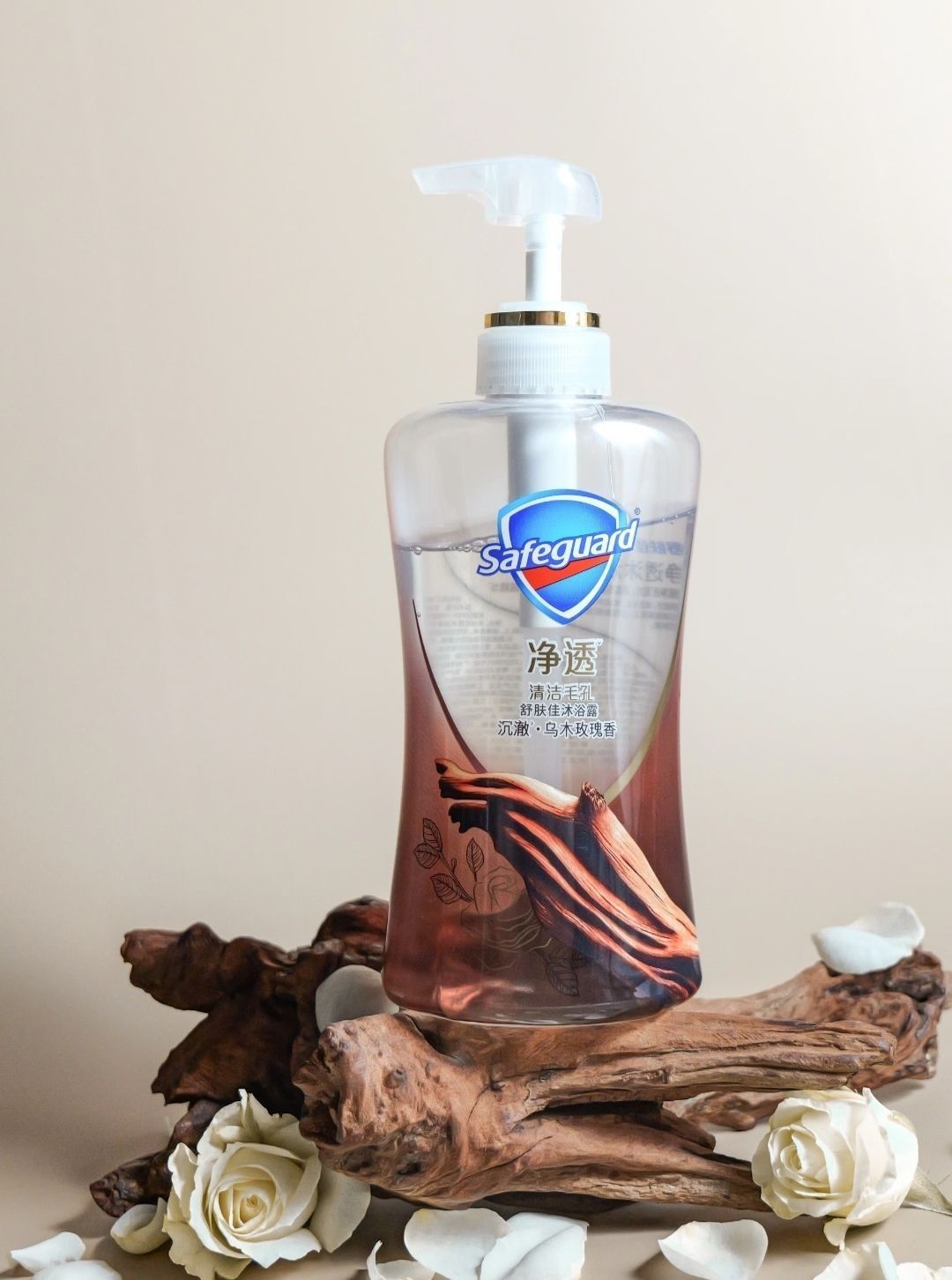 高冷的木质香仿佛清风拂山岗