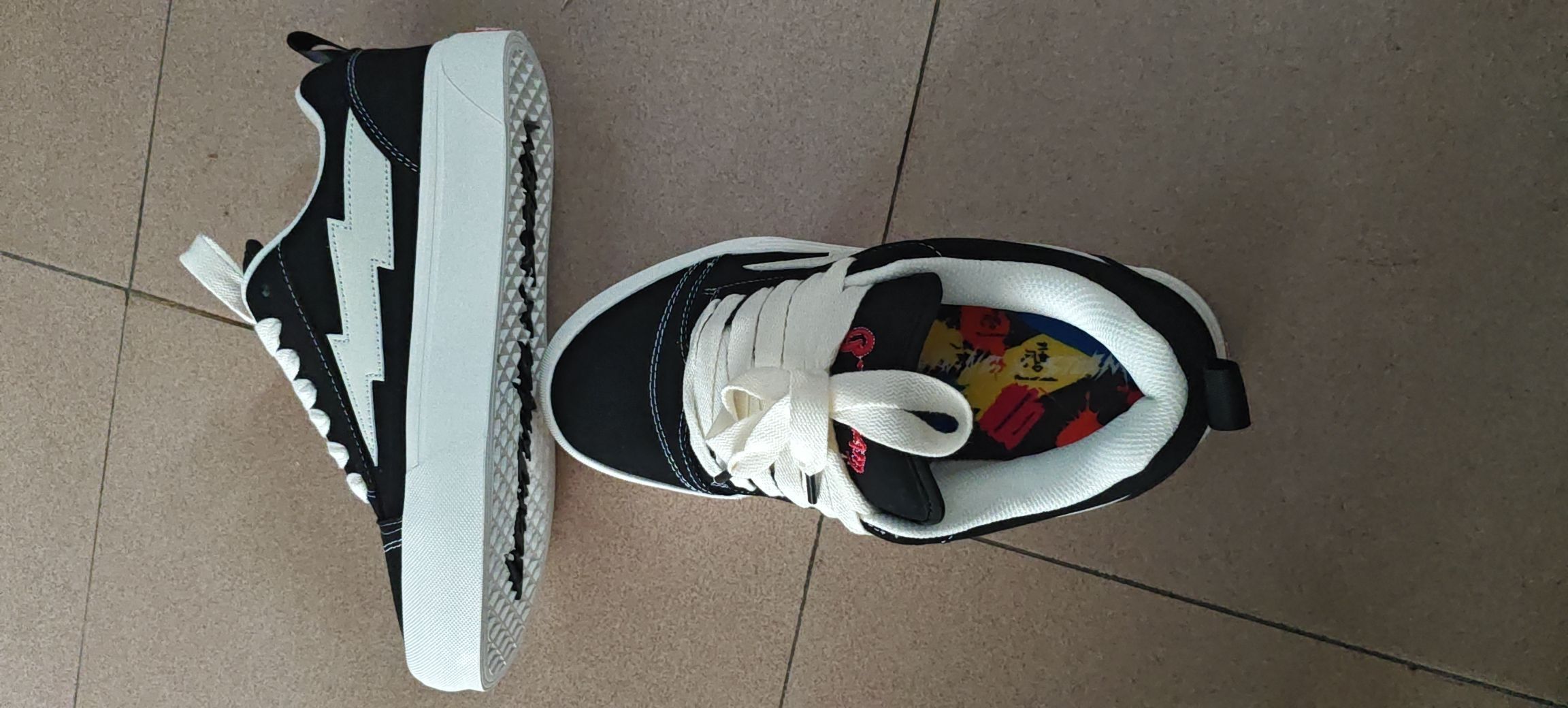 🛒好物名称：板鞋
🤔推荐理由：好穿，缓震