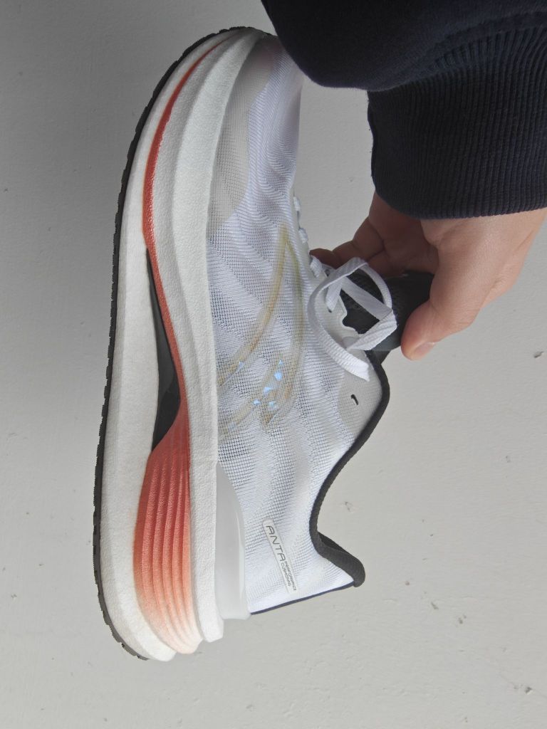 鞋子蛮适合新手刚入门跑步的，而且价格也很