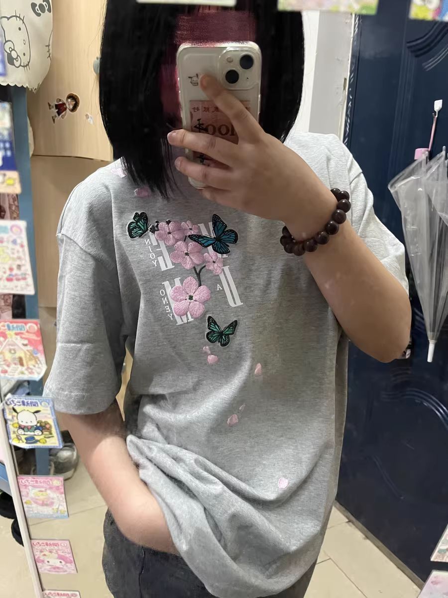 夏日宝藏！这件刺绣短袖谁穿谁好看