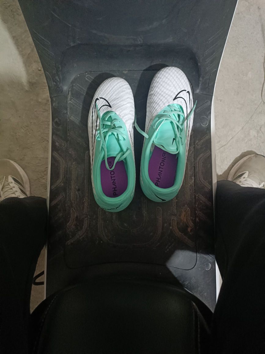 到货踢了一场脚感非常舒服，抓地力也很强