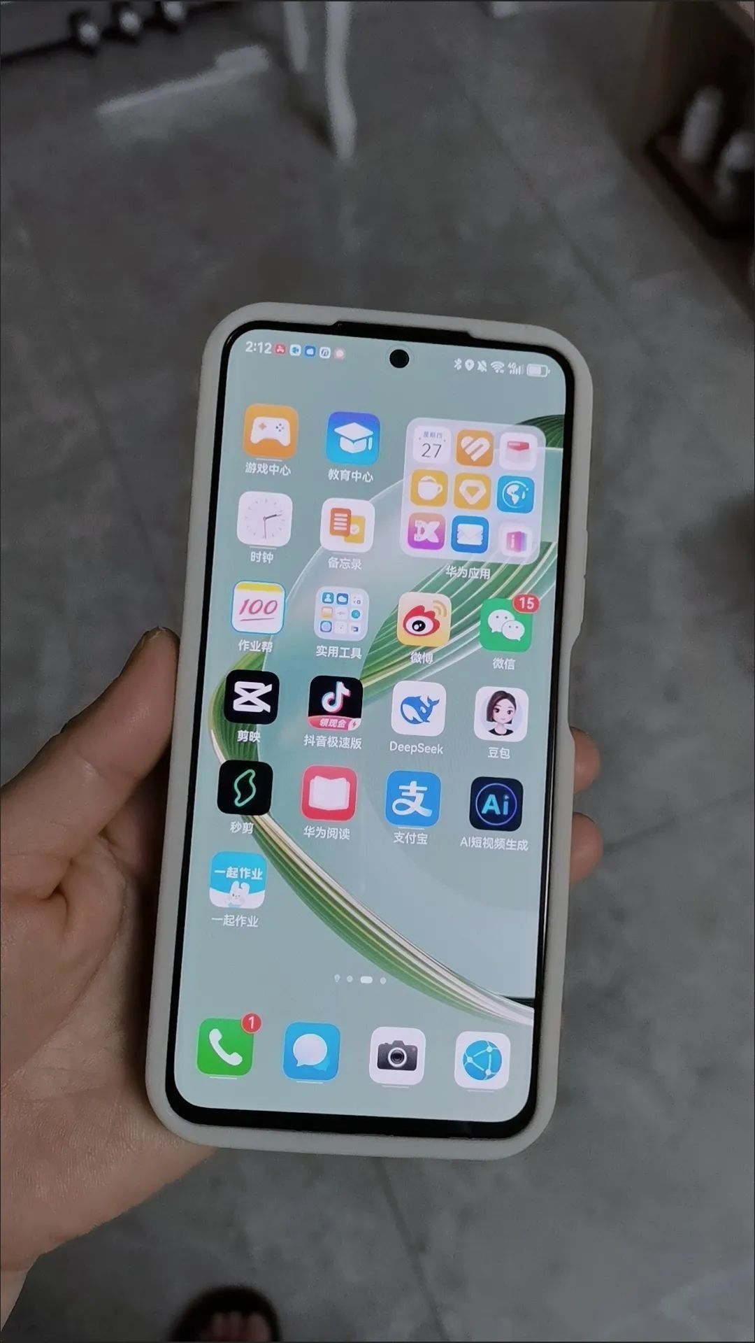 华为中端机突然变香了，512GB跌至1329元，还有一亿像素后置三摄
