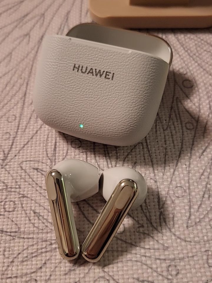 华为新耳机卷到离谱!流光金配色美哭,但这点劝退……