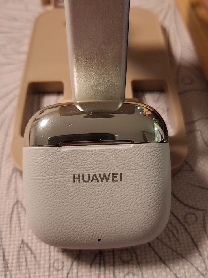 华为新耳机卷到离谱!流光金配色美哭,但这点劝退……