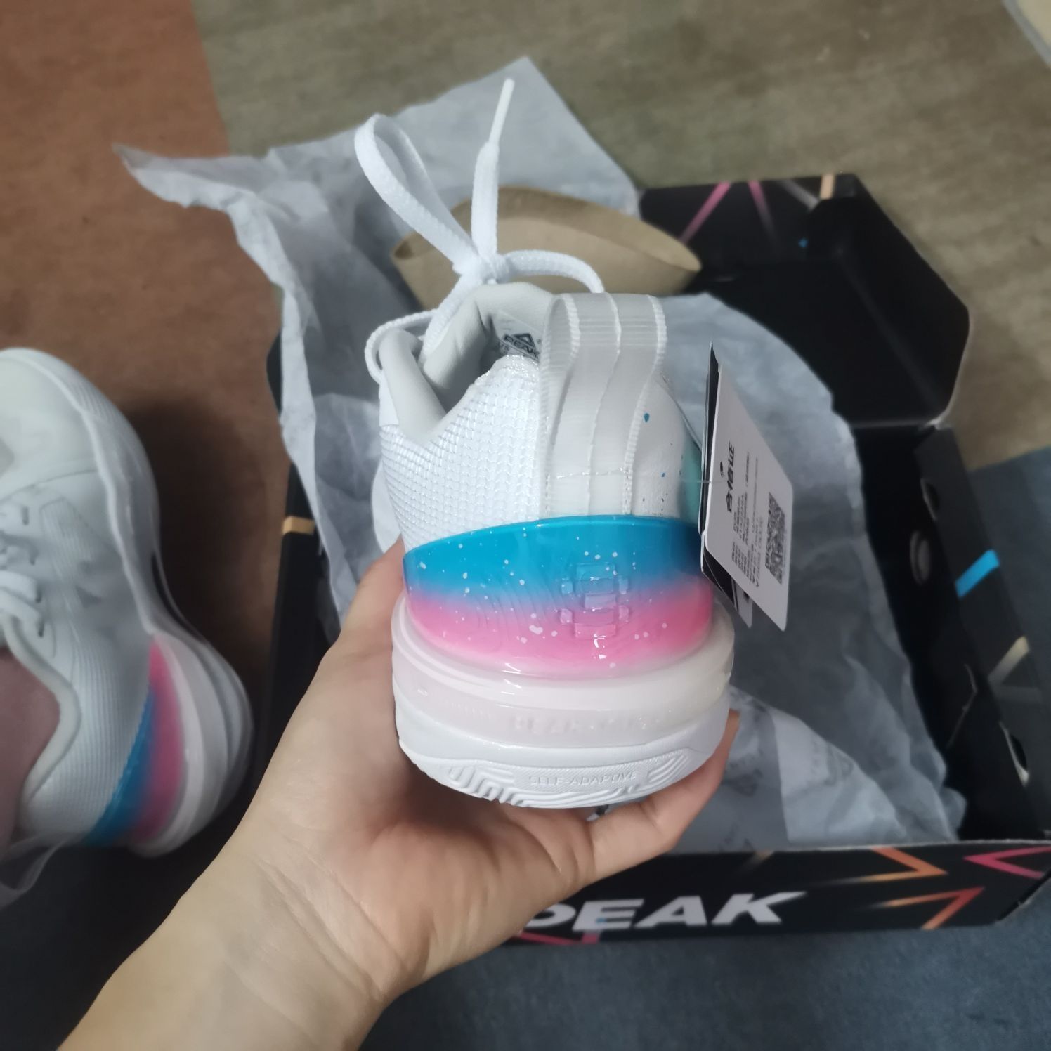 这是我的第一双篮球鞋，刚上脚感觉很紧绷，