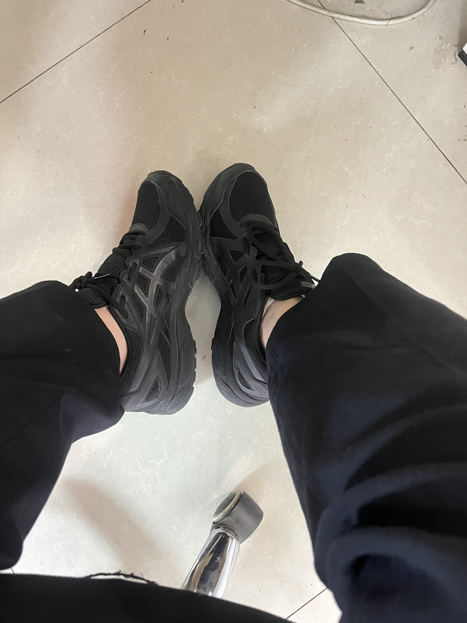 亚瑟士跑鞋 百搭简约款