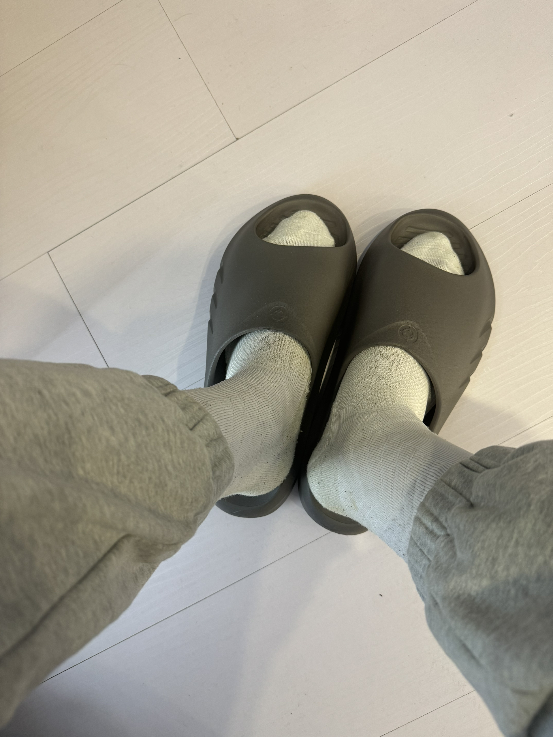 打完球穿上的感觉 不要太舒服 穿上不舍拖 这双准者拖鞋让我想焊在脚上