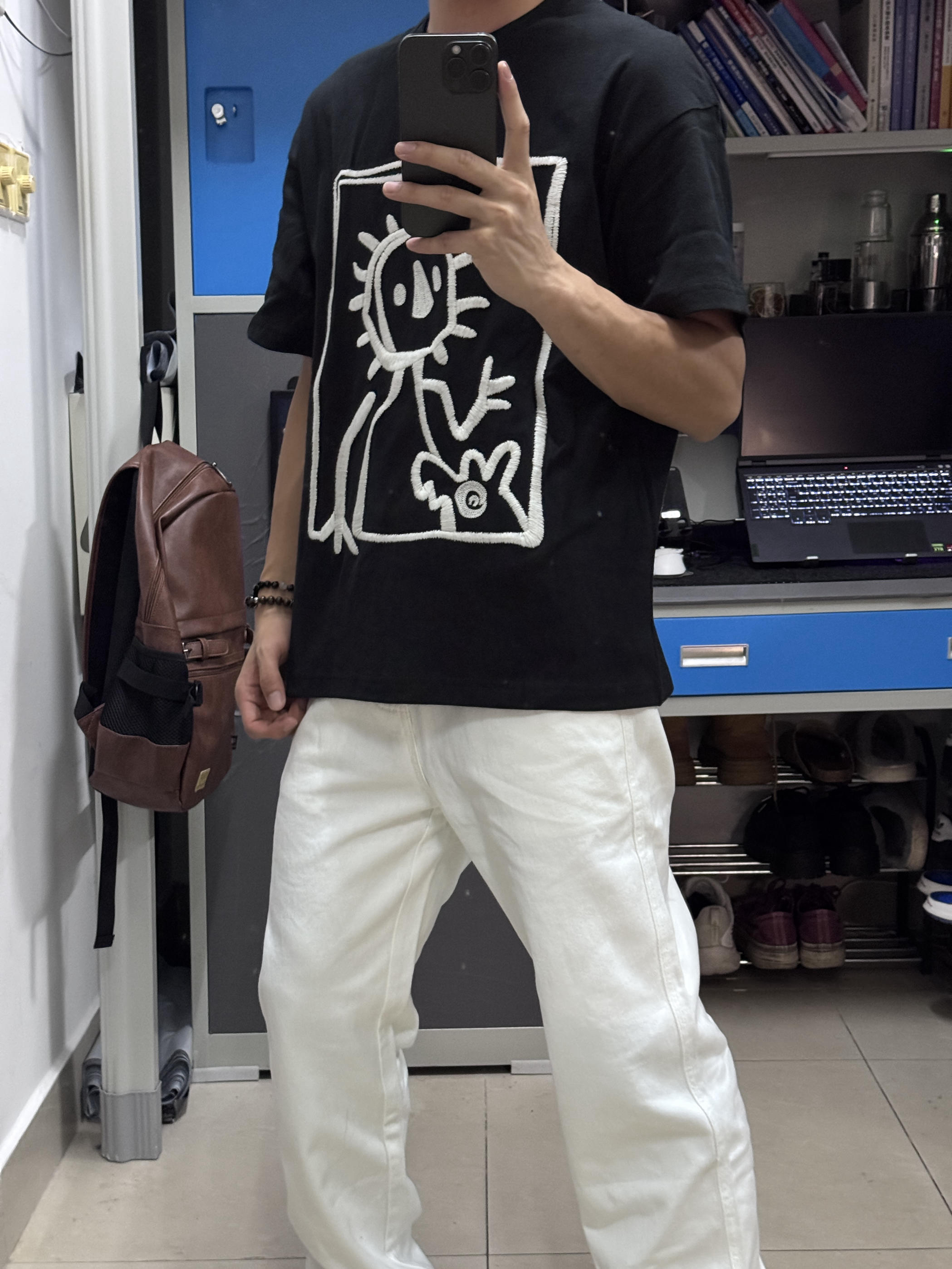 黑白搭配永远不会出错
衣服 URBAN 