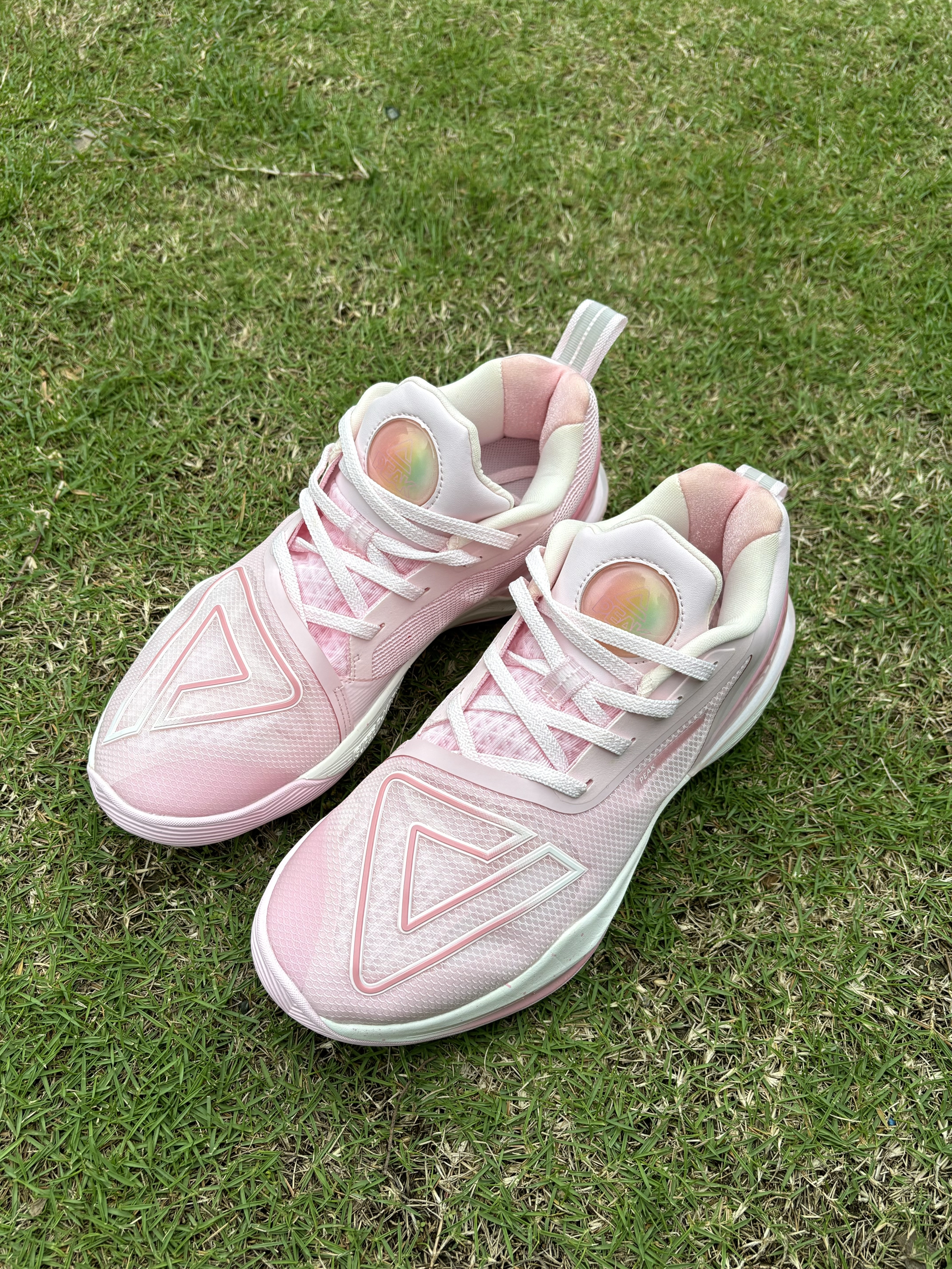 💘情人节还在纠结送什么？态极大三角 3.0 桃花运篮球鞋直接拿捏 TA 的心！