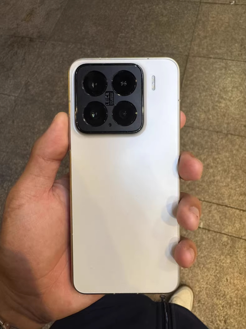 小米15突然变香了,16GB+1TB突降1002元,米粉可以捡漏了