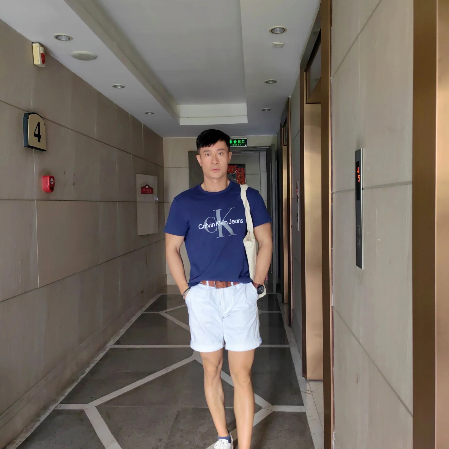 都是圆领也可以是不同风格！！