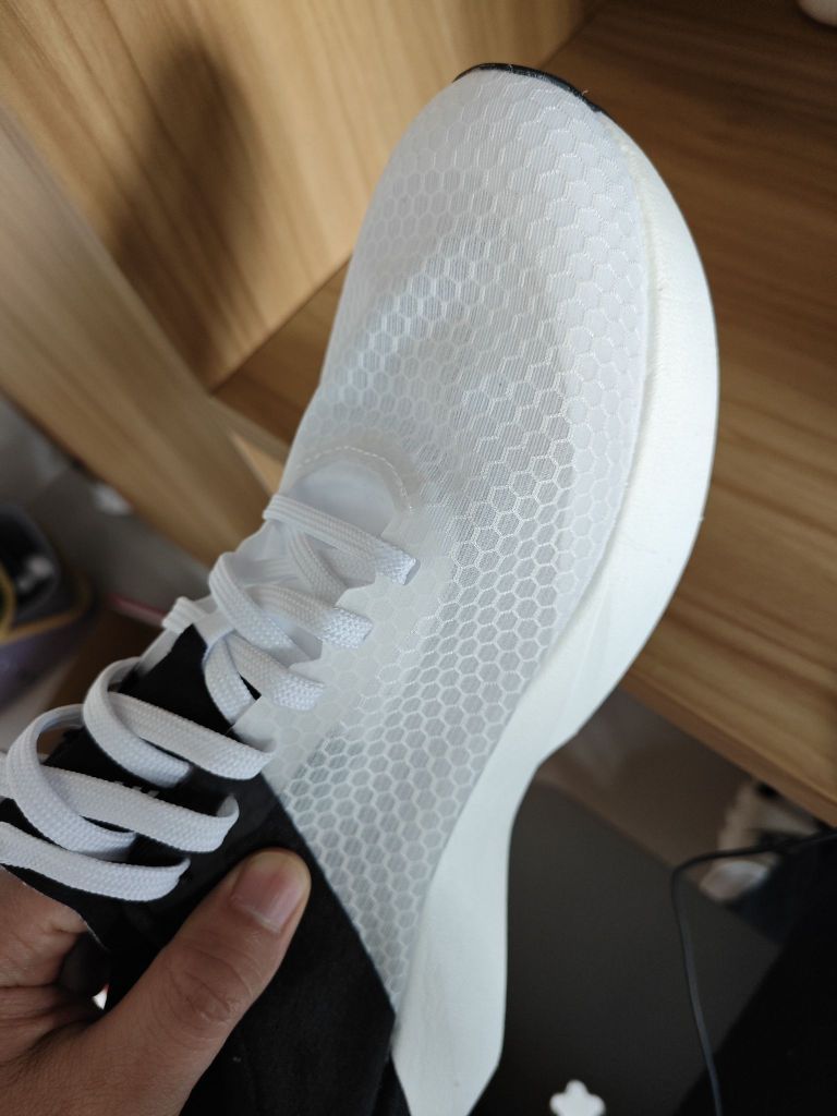 鞋子做工很细致，穿起来特别舒服期待下次跑
