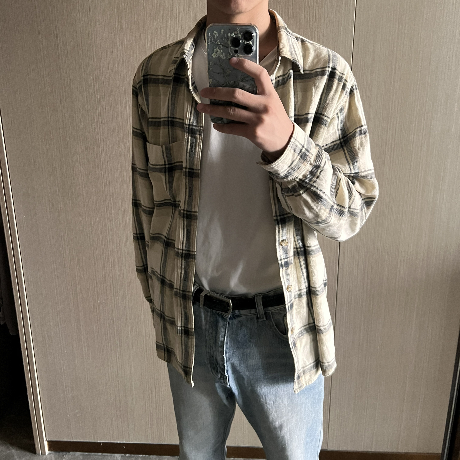 🛒好物名称：优衣库格子衫
🤔推荐理由：夏