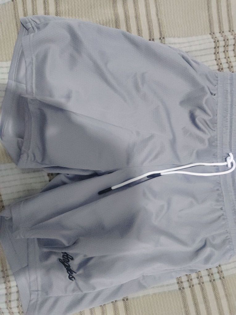 感觉衣服很好，很有质感，穿上显瘦直得购买