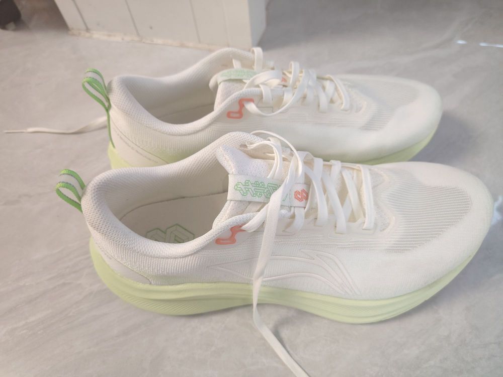 脚感软，回弹充足，支撑比上一代好多了。慢