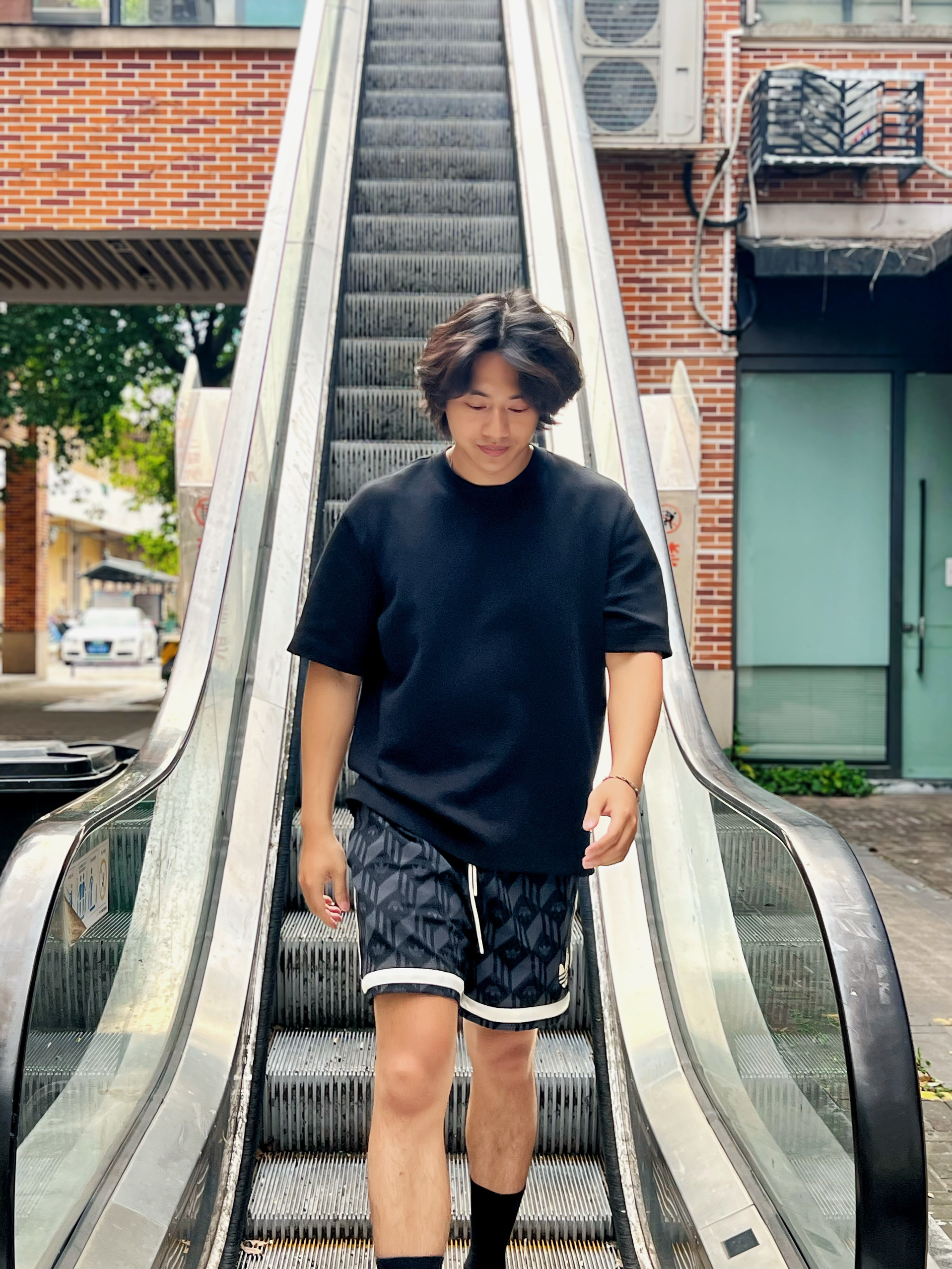 盛夏的街头盛开出一朵白色三叶草