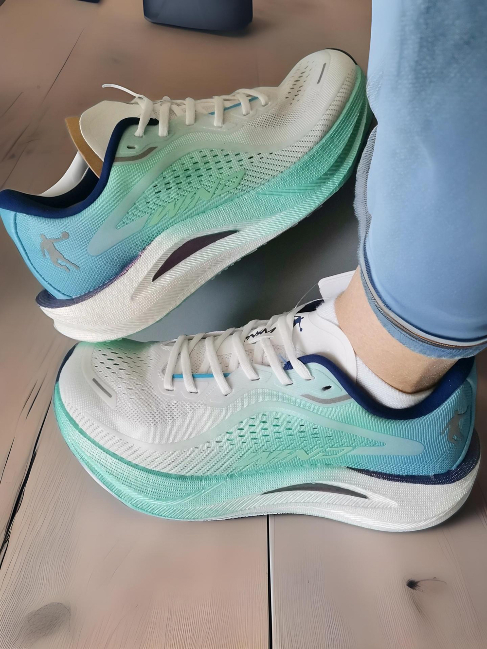 夜跑人狂喜！这双跑鞋让我爱上5公里的清凉感💨