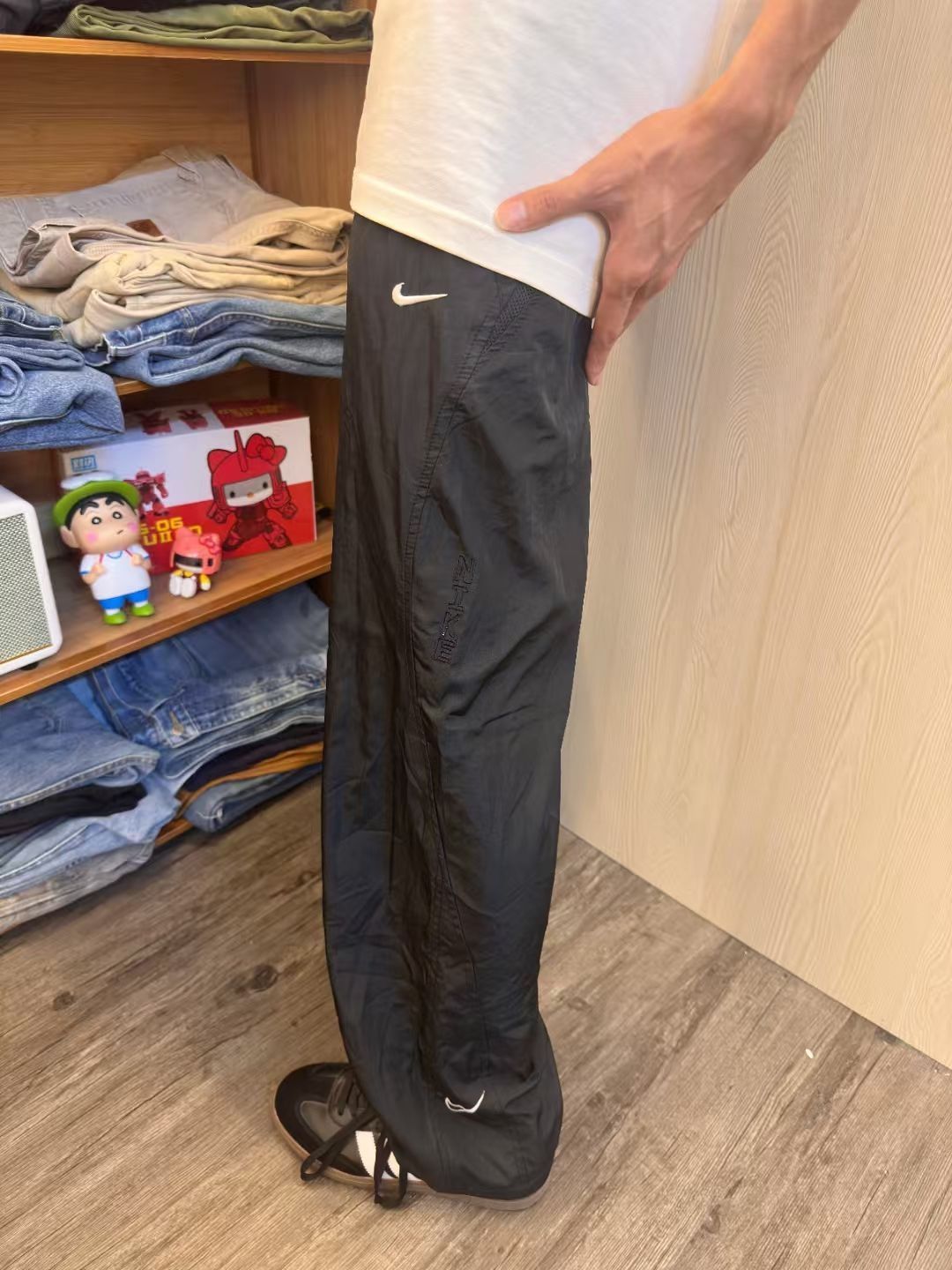 “版型显瘦，修饰腿型”