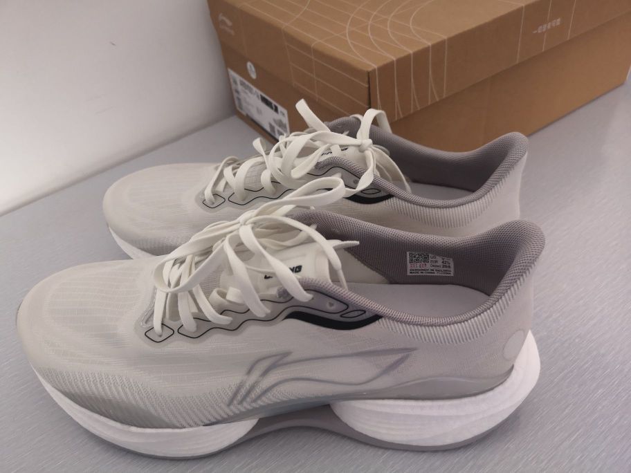 李宁超轻22特别轻薄，而且浅石灰这个颜色