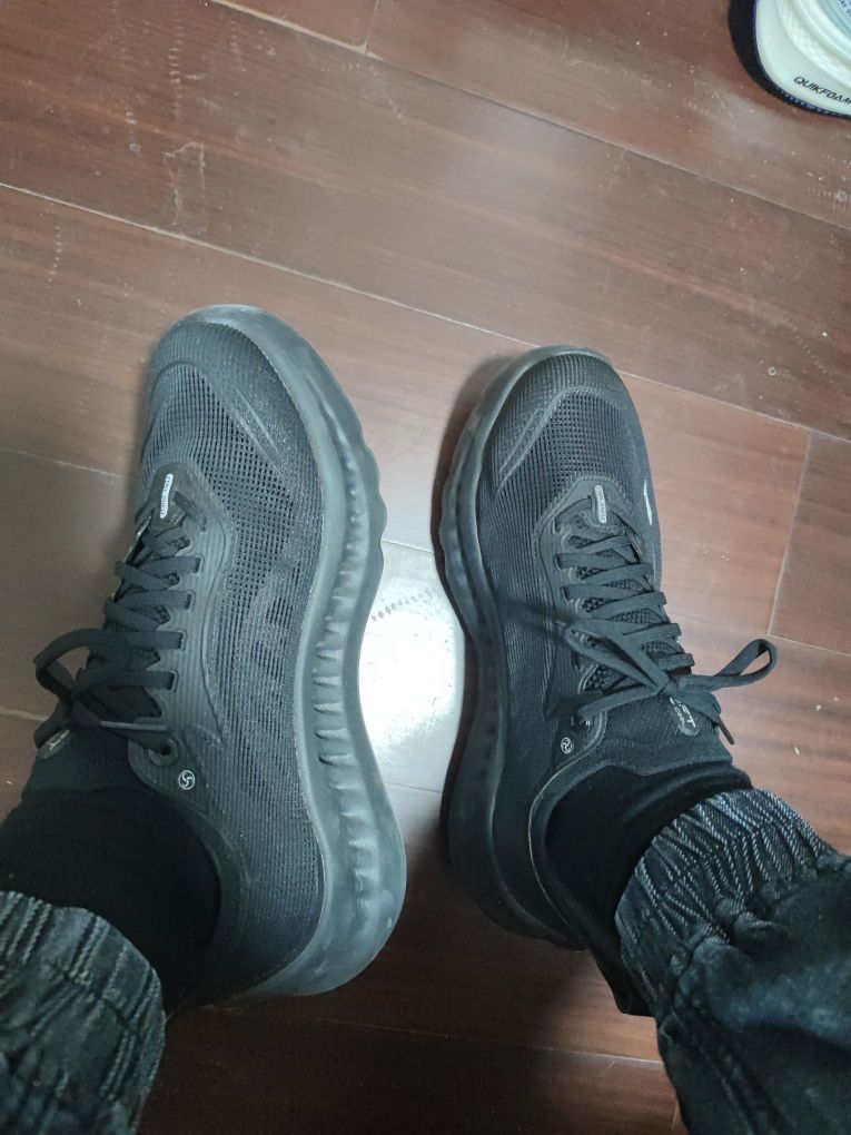 上班当黑鞋穿还行  出行不建议