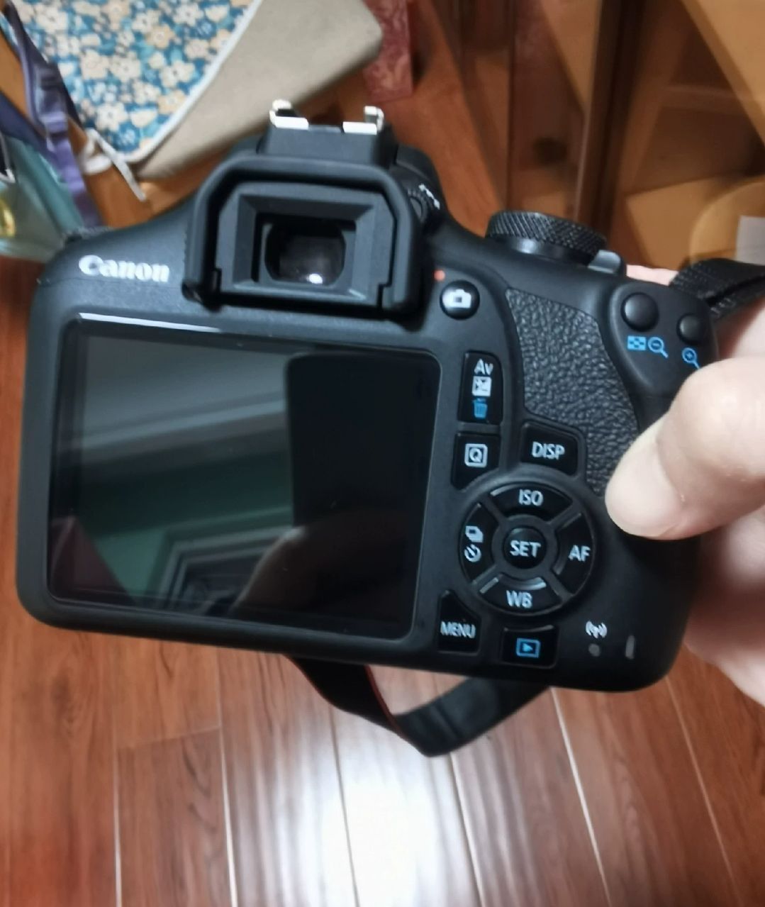 一眼心动的数码礼物，佳能EOS 2000D舞台实测优缺感受