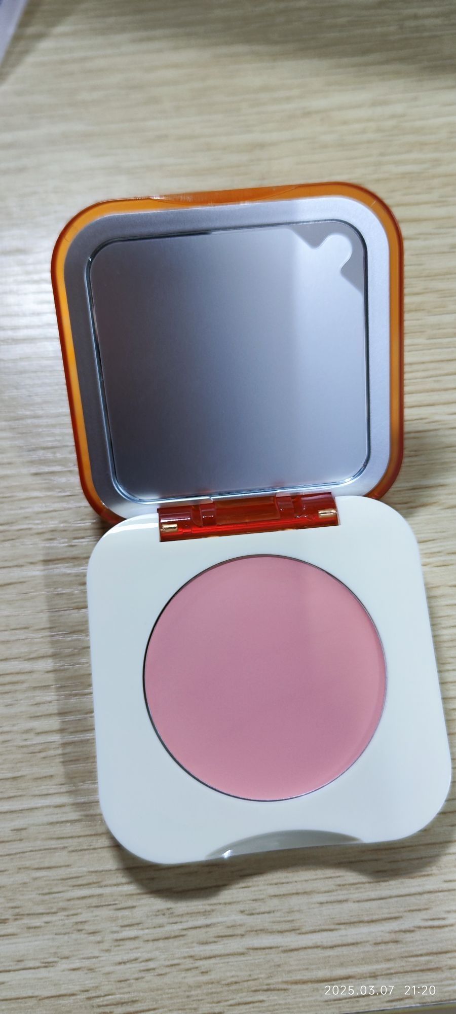 这黑眼圈  提亮 让脸部没有凹陷