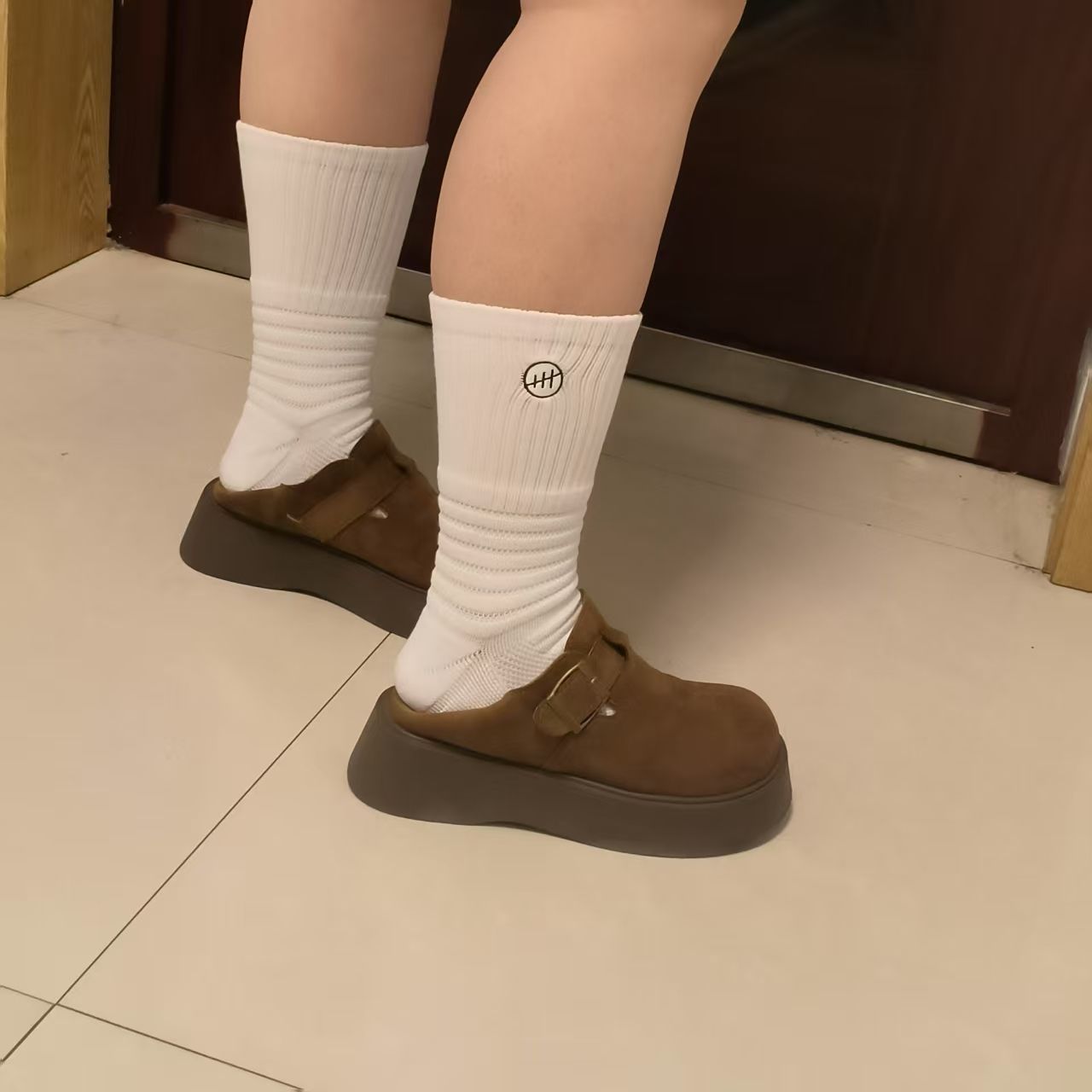 这袜子穿着很舒服，没有线头瑕疵，面料透气